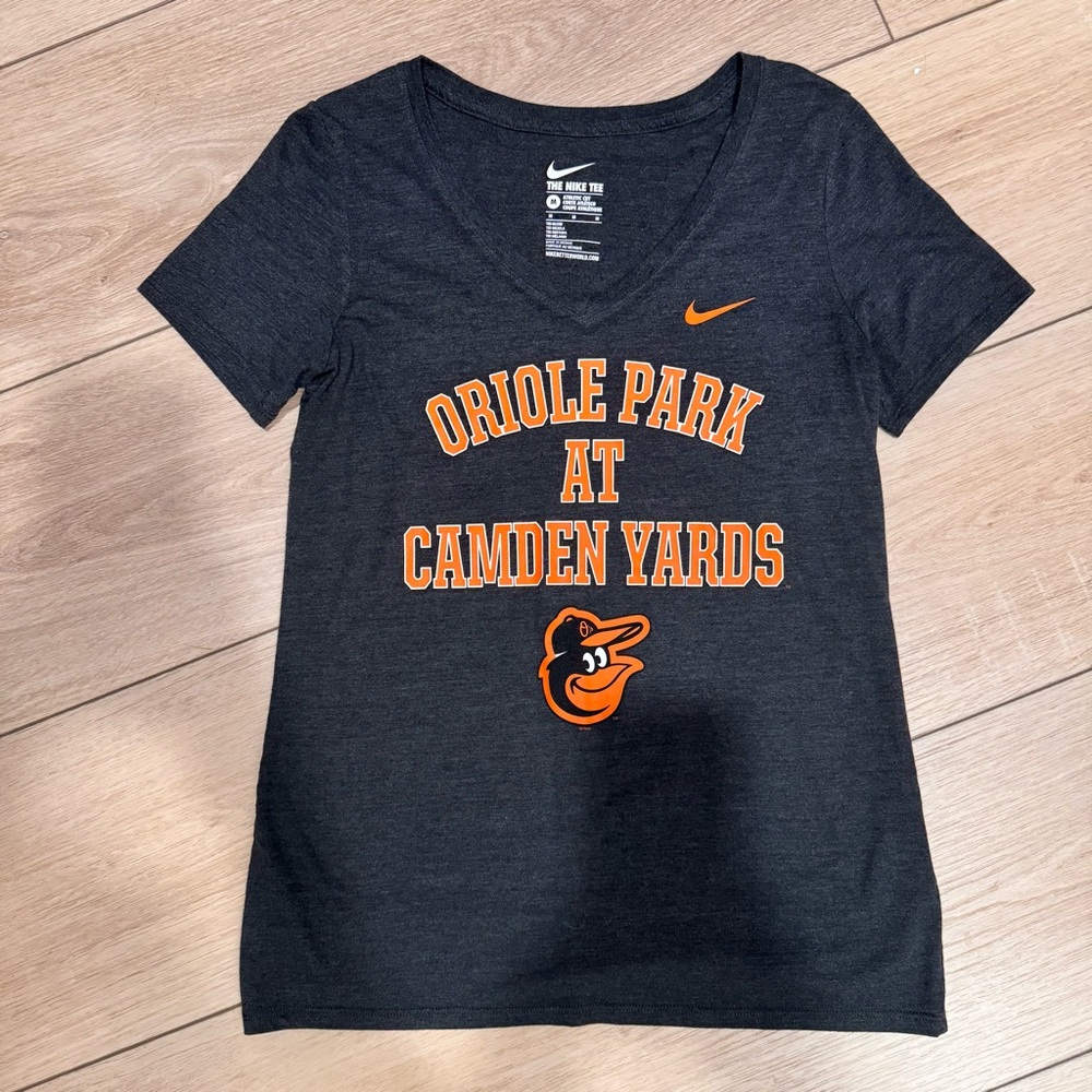 Baltimore Orioles women’s v-neck Nike tee M Camden Yards MLB baseball tee